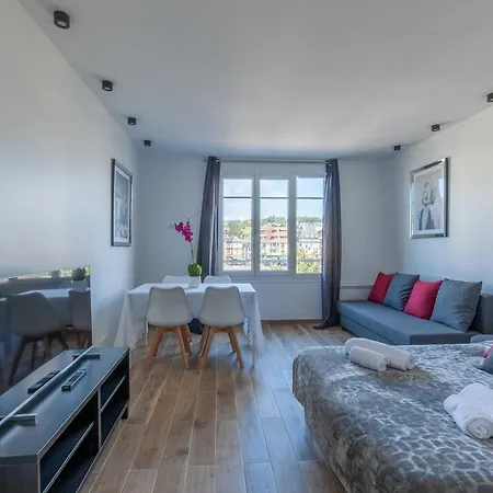 Large For 4 People Near Port Apartment *
