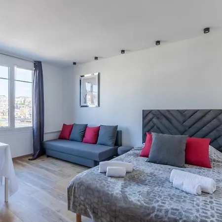 Large For 4 People Near Port Apartamento Deauville